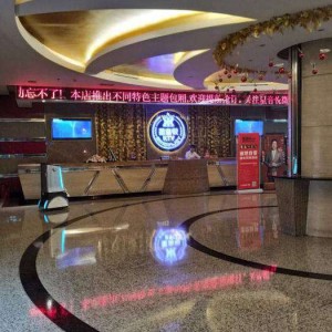 招聘奶茶店员文案图片（招聘饮品制作与服务员：创意海报展示）