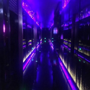 情侣拥抱招聘文案（爱的温暖拥抱：情侣招聘创意文案）